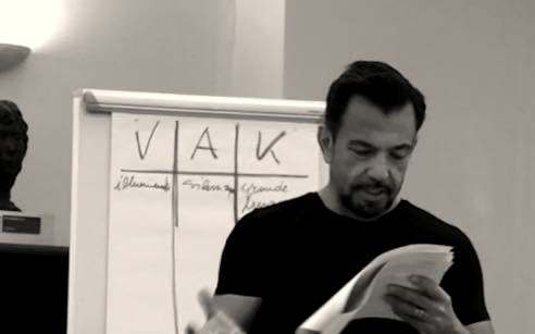 Francesco Dettori in aula durante un intervento di public speaking